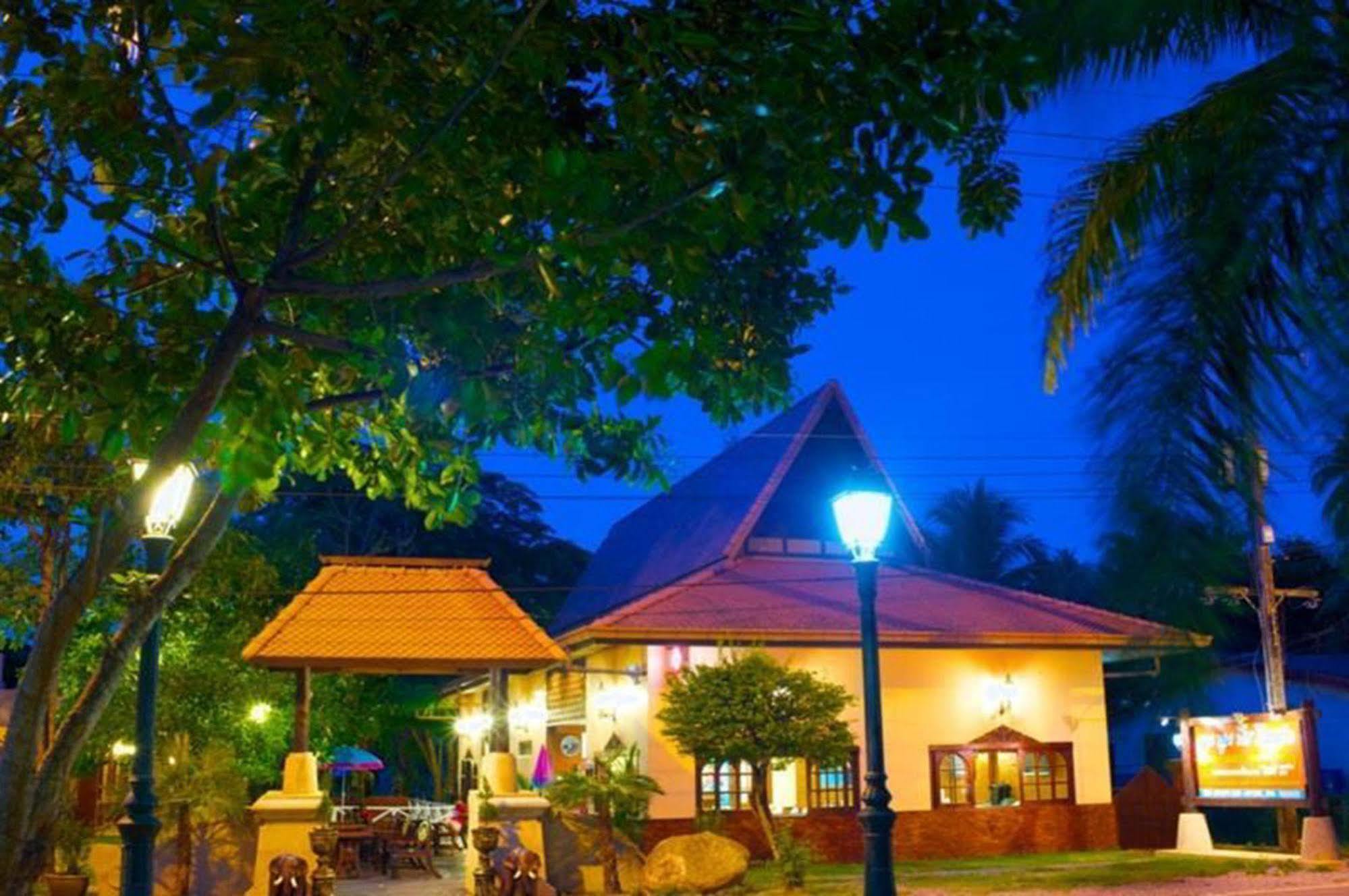 Boom Boom Beach Resort Laem Sing Chanthaburi Exterior foto